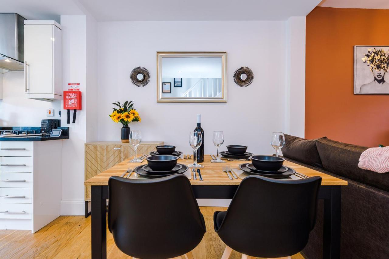 Pristine 2-Bed House In Chester By 53 Degrees Property, Ideal For Families & Small Groups, Great Location - Sleeps 6 Hough Green المظهر الخارجي الصورة