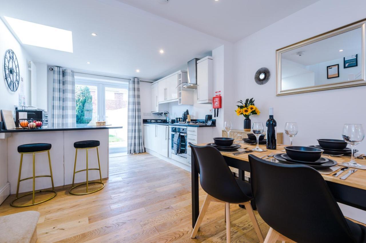 Pristine 2-Bed House In Chester By 53 Degrees Property, Ideal For Families & Small Groups, Great Location - Sleeps 6 Hough Green المظهر الخارجي الصورة