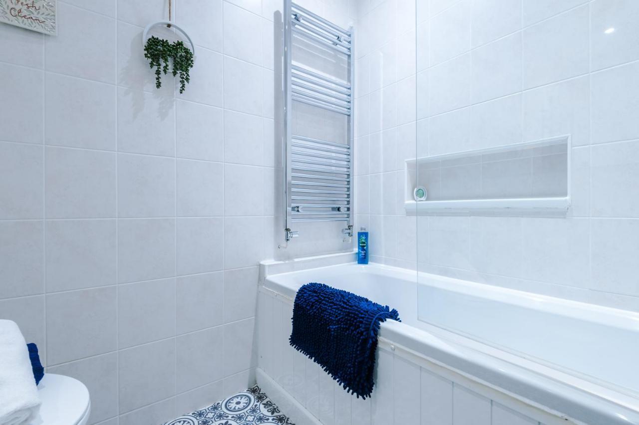 Pristine 2-Bed House In Chester By 53 Degrees Property, Ideal For Families & Small Groups, Great Location - Sleeps 6 Hough Green المظهر الخارجي الصورة
