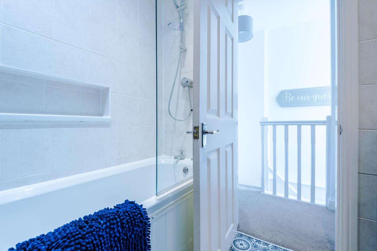 Pristine 2-Bed House In Chester By 53 Degrees Property, Ideal For Families & Small Groups, Great Location - Sleeps 6 Hough Green المظهر الخارجي الصورة