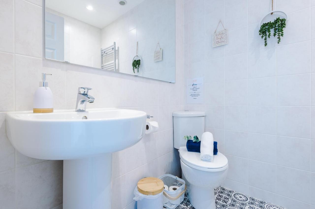 Pristine 2-Bed House In Chester By 53 Degrees Property, Ideal For Families & Small Groups, Great Location - Sleeps 6 Hough Green المظهر الخارجي الصورة