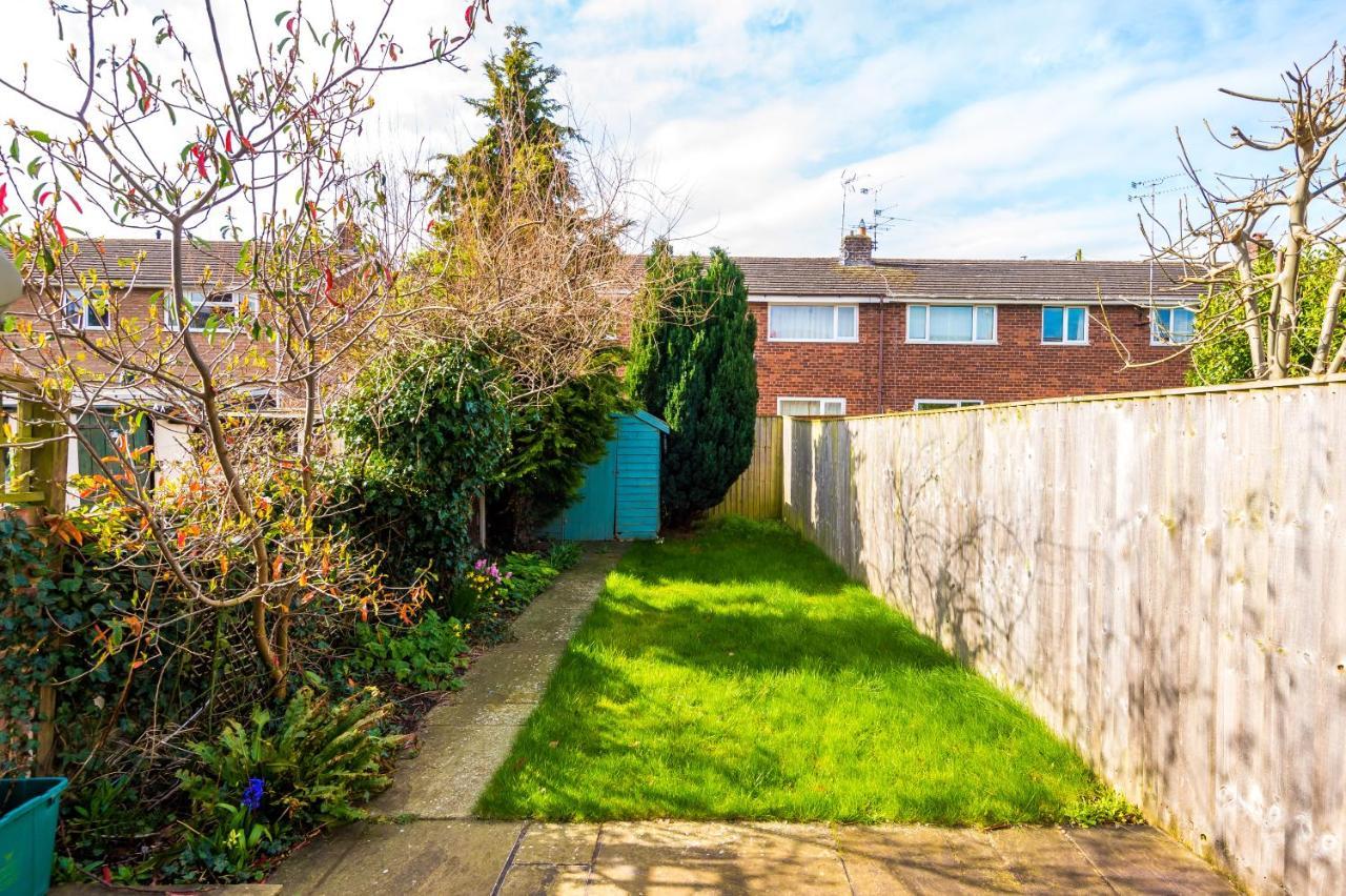 Pristine 2-Bed House In Chester By 53 Degrees Property, Ideal For Families & Small Groups, Great Location - Sleeps 6 Hough Green المظهر الخارجي الصورة